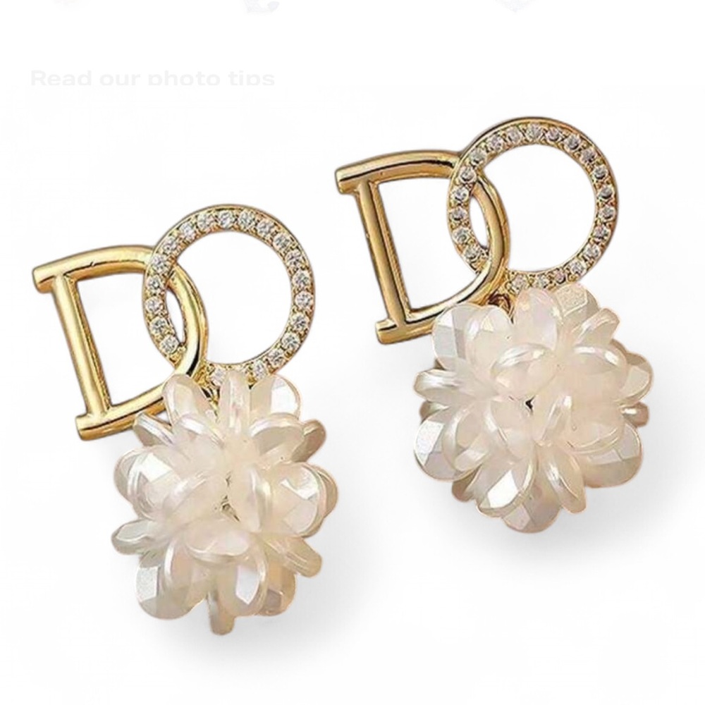 Gold plated DO flower earrings, hypoallergenic and tarnish resistant #glamour